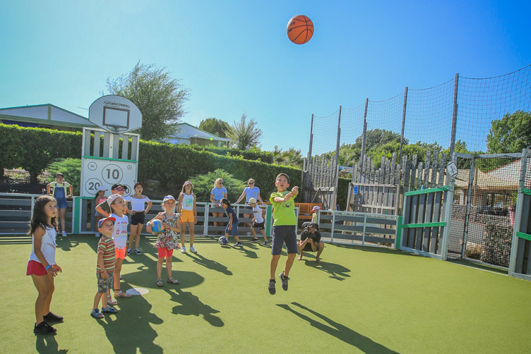 Les infrastructures et services 11 camping terrain basket fouras