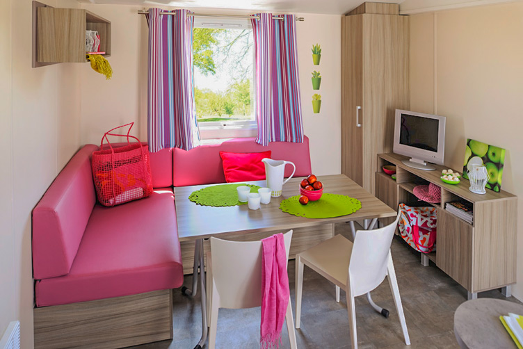 Ouvert à l'année, Village Vacances ouvert et accessible toute l'année, uniquement pour les résidents bénéficiant contrat de location d'un emplacement de camping N°1A 7 Intérieur du mobil-home du camping de Rochefort