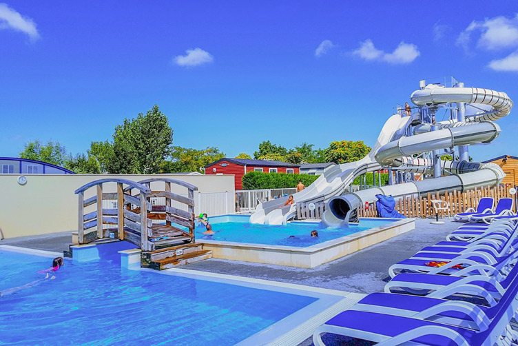 Le Parc aquatique chauffé 2 Piscine chauffée et toboggan en été au camping de Fouras