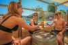 Touristes en terrasse à fouras les bains