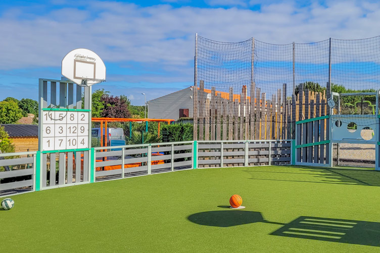 Les infrastructures et services 14 terrain sport charente maritime