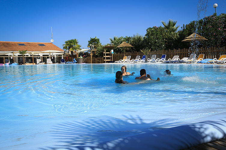 Ouvert à l'année, Village Vacances ouvert et accessible toute l'année, uniquement pour les résidents bénéficiant contrat de location d'un emplacement de camping N°1A 21 lagon-piscine-exterieur