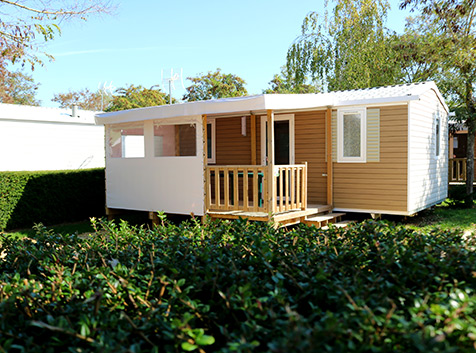 Ouvert à l'année, Village Vacances ouvert et accessible toute l'année, uniquement pour les résidents bénéficiant contrat de location d'un emplacement de camping N°1A 12 Lodge blanc au camping le Lagon de la Prée